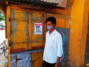 ୨ ଦୋକାନକୁ ସିଲ କଲା ପୌର ପ୍ରଶାସନ