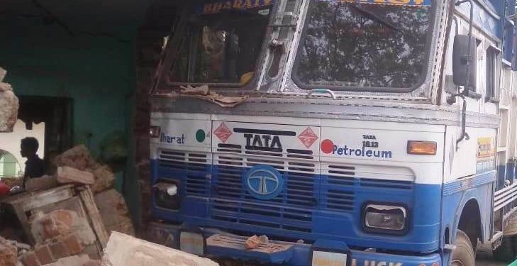 ଗୁଲୁ ସାହୁ ଜଳଖିଆ ଦୋକାନରେ ପଶିଗଲା ଗ୍ୟାସ୍ ବୋଝେଇ ଟ୍ରକ, ଅଳ୍ପକେ ବର୍ତ୍ତିଲେ ଦୋକାନୀ