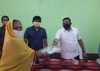 ବାଙ୍କୀ ବିଧାୟକଙ୍କ ଦ୍ୱାରା ବିଧାୟକଙ୍କ ପାଣ୍ଠିରୁ ଆଶା ,ଅଙ୍ଗନବାଡିକର୍ମୀ  ଙ୍କୁ ଥର୍ମାଲ୍ ସ୍କାନର ଓ ଅକ୍ସିମିଟର  ବଣ୍ଟନ