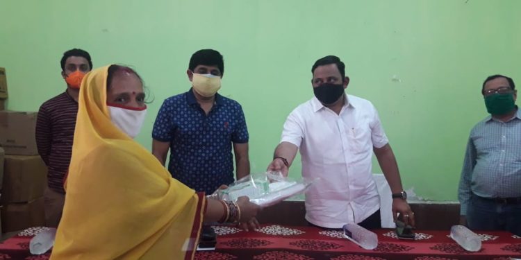 ବାଙ୍କୀ ବିଧାୟକଙ୍କ ଦ୍ୱାରା ବିଧାୟକଙ୍କ ପାଣ୍ଠିରୁ ଆଶା ,ଅଙ୍ଗନବାଡିକର୍ମୀ  ଙ୍କୁ ଥର୍ମାଲ୍ ସ୍କାନର ଓ ଅକ୍ସିମିଟର  ବଣ୍ଟନ