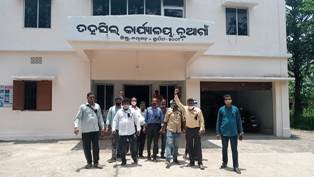 କଳା ବ୍ୟାଚ ପରିଧାନ କରି ମୁଖ୍ୟମନ୍ତ୍ରୀ ଙ୍କ ଉଦ୍ଦେଶ୍ୟରେ ଦାବୀ ପତ୍ର ପ୍ରଦାନ କଲେ ସାମ୍ବାଦିକ