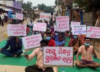 ବାଲିଗୁଡା : ସରକାରୀ ବିଦେଶୀ ମଦ ଦୋକାନକୁ ବିରୋଧ – ସ୍ଥାନାନ୍ତରିତ ଦାବୀରେ ରାସ୍ତାରୋକ ଆନ୍ଦୋଳନ