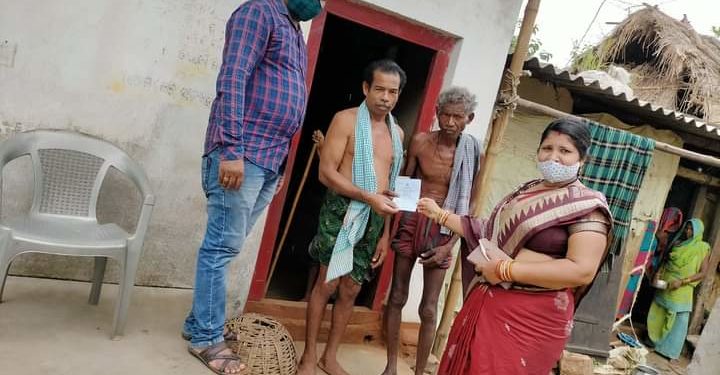 ହିତାଧିକାରୀ ଙ୍କ ଘରକୁ ଯାଇ ଭତ୍ତା ପ୍ରଦାନ କଲେ ବ୍ଲକ୍ ଉପାଧ୍ୟକ୍ଷା