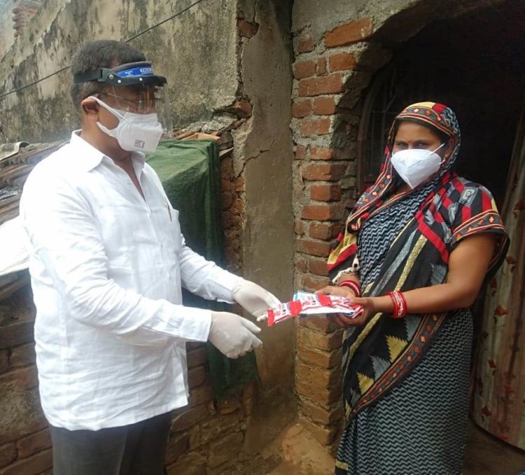 ନିଜ ଠାରୁ ଲୋକଙ୍କ ଚିନ୍ତା ଅଧିକ ; ଦ୍ୱାର ଦ୍ୱାର ବୁଲି ମାସ୍କ ,ସାନିଟାଇଜର ବଣ୍ଟନ କଲେ ରଣପୁର ବିଧାୟକ