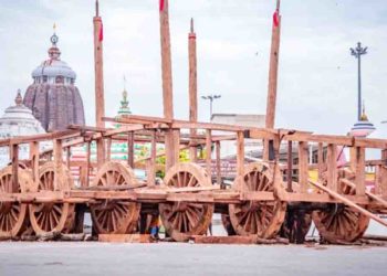 ତିନି ରଥର ଅଖ ଉପରେ ପଞ୍ଚ ଦଣ୍ଡା ଫ୍ରେମ : ପଞ୍ଚ ଦଣ୍ଡା ମଧ୍ୟ ଭାଗରେ ଦୁଇଟି ଲେଖାଁଏ ଗରଗରା ଓ କଣ୍ଟା ଵାଡ଼ିଆ କାମ ଶେଷ – ପୁରୀ