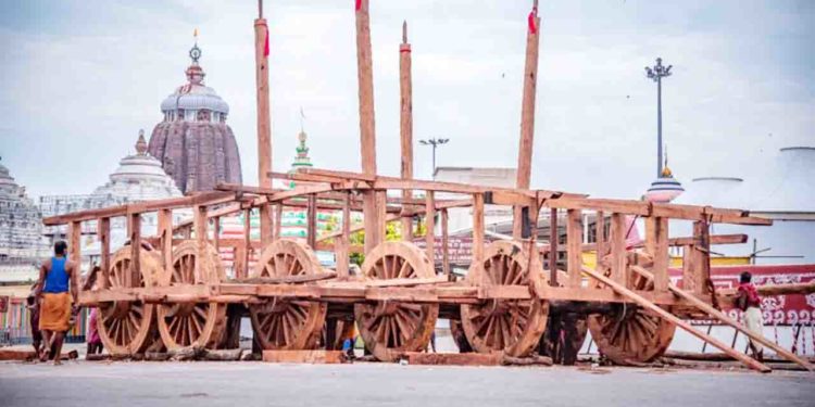 ତିନି ରଥର ଅଖ ଉପରେ ପଞ୍ଚ ଦଣ୍ଡା ଫ୍ରେମ : ପଞ୍ଚ ଦଣ୍ଡା ମଧ୍ୟ ଭାଗରେ ଦୁଇଟି ଲେଖାଁଏ ଗରଗରା ଓ କଣ୍ଟା ଵାଡ଼ିଆ କାମ ଶେଷ – ପୁରୀ