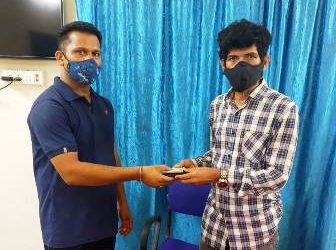 ପୁଲିସ କନେଷ୍ଟବଳଙ୍କ ମାନବିକତା , ଟଙ୍କା ସହ ଜରୁରୀ କାର୍ଡ ଫେରି ପାଇଲେ ସଫ୍ଟୱେର ଇଞ୍ଜିନିୟର