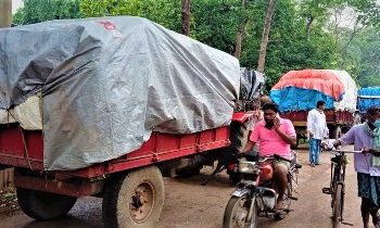 ଧାନ କିଣୁ ନାହିଁ କୋରାଇ ସମବାୟ ସମିତି ଆଗରେ ଧାନ ଗାଡ଼ି ରଖି ଧାରଣାରେ ବସିଲେ ଚାଷୀ