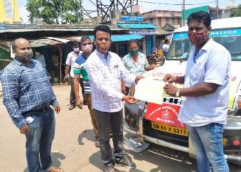ଓଡ଼ିଶା ତାଜା ନ୍ୟୁଜ୍ ରେ ଖବର ପ୍ରକାଶ ପରେ ବାଙ୍କୀ ତହସିଲ ନିଦ ଭାଙ୍ଗିଗଲା – ରାଜସ୍ୱ ରଥ ମାଧ୍ୟମ ରେ ହିତାଧିକାରୀଙ୍କ ଘରେ ଘରେ ପହଞ୍ଚି ପଟା ଓ ଜାତି ଗତ ପ୍ରମାଣ ପତ୍ର ବଣ୍ଟନ