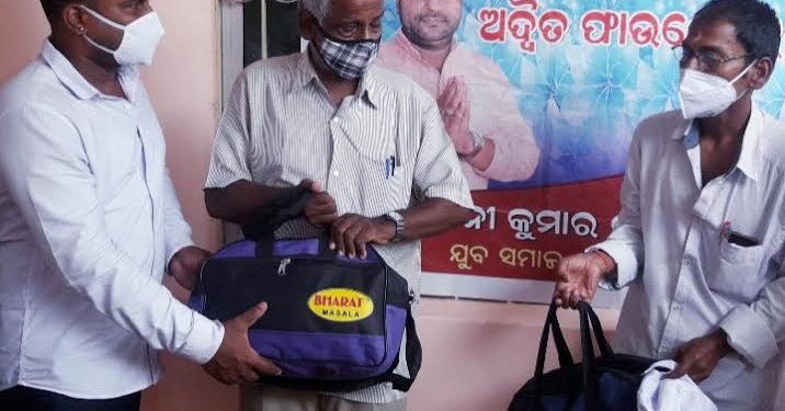 ବାଙ୍କୀ ର କାର୍ଯ୍ୟରତ ସାମ୍ବାଦିକ ଙ୍କୁ କିଟ ବଣ୍ଟନ