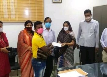 ଉଠା ଦୋକାନୀଙ୍କୁ ସହାୟତା ରାଶି ପ୍ରଦାନ