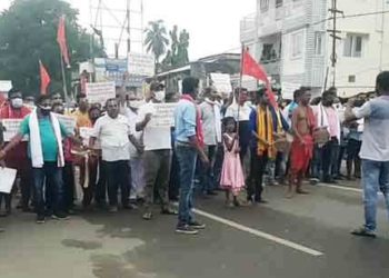 ଦ୍ୱିତୀୟ ଶ୍ରୀକ୍ଷେତ୍ର ବାରିପଦାରେ – ରଥଯାତ୍ରା କରିବା ଦାବିରେ ଶଙ୍ଖ ଫୁଙ୍କିଲେ, ଘଣ୍ଟ ବଜାଇଲେ । ହାତରେ ଫ୍ଲା’ କାର୍ଡ ଧରି ଶୋଭାଯାତ୍ରା 