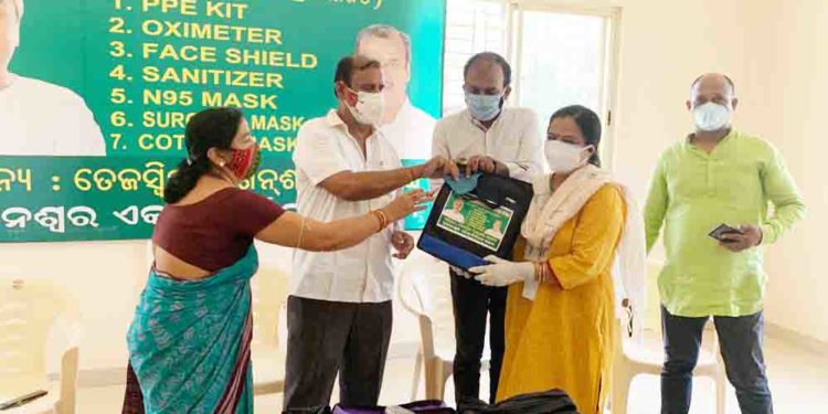 ଭୁବନେଶ୍ୱର ଏକାମ୍ର ନିର୍ବାଚନ ମଣ୍ଡଳୀରେ ଘରେ ଘରେ ମାଷ୍କ୍ ବଣ୍ଟନ କାର୍ଯ୍ୟକ୍ରମ – ମନ୍ତ୍ରୀ ତଥା ସ୍ଥାନୀୟ ବିଧାୟକ ଅଶୋକ ଚନ୍ଦ୍ର ପଣ୍ଡା