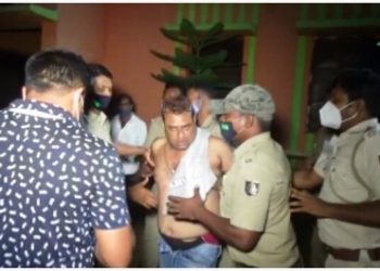 ଖାକି ଉପରେ ଖାକିର ଦବଙ୍ଗଗିରି, କାର୍ଯ୍ୟରତ ପୋଲିସ୍ କର୍ମଚାରୀଙ୍କୁ ଆକ୍ରମଣ କଲେ ଜେଲ ୱାର୍ଡର