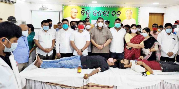 ବିଜୁ ଯୁବ ଜନତା ଦଳ ପକ୍ଷରୁ ଓଡ଼ିଶା ମୋ ପରିବାର ଜୀବନ ବିନ୍ଦୁ ରକ୍ତ ଦାନ ଶିବିର ଅନୁଷ୍ଠିତ : ତୃତୀୟ ଦିନରେ ସଂଗ୍ରହ ହେଲା 130 ୟୁନିଟ୍ ରକ୍ତ  