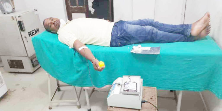 ରକ୍ତ ଦେଇ କୀଡନି ରୋଗରେ ଆକ୍ରାନ୍ତ ଥିବା ଯୁବକଙ୍କ ଜୀବନ ବଞ୍ଚାଇଲେ ୧୦୮ ଆମ୍ବୁଲାନ୍ସ କର୍ମୀ