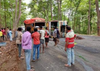 ପୋଖରୀ ବନ୍ଧ – ଭବାନୀପାଟଣା ରାସ୍ତା ଅବରୋଧ, ଦୁର୍ଘଟଣାଗ୍ରସ୍ତ ହେଲା ୪୦୭ ଓ ଟ୍ରକ