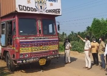 ବେଗୁନିଆ ରୁ କଲିକତା ଅଭିମୁଖେ ଯାଉଥିବା ଗୋରୁ ବୋଝେଇ କଣ୍ଟେନରକୁ ବଜରଙ୍ଗ ଦଳର କର୍ମୀ ଧରିଲେ