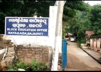 ଜିଲ୍ଲା ଶିକ୍ଷଧିକାରୀ ଙ୍କ ନିର୍ଦ୍ଦେଶକୁ ଅବମାନନା କରିଛନ୍ତି ସଂସ୍କୃତ ଶିକ୍ଷକ