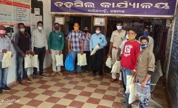 ସ୍ବେଚ୍ଛାସେବୀ ଅନୁଷ୍ଠାନ ୱାର୍ଡ ପକ୍ଷରୁ ସାମ୍ବାଦିକ ଓ ହକରଙ୍କୁ କରୋନା କୀଟ ପ୍ରଦାନ