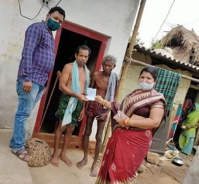 ହିତାଧିକାରୀ ଙ୍କ ଘରକୁ ଯାଇ ଭତ୍ତା ପ୍ରଦାନ କଲେ ବ୍ଲକ୍ ଉପାଧ୍ୟକ୍ଷା