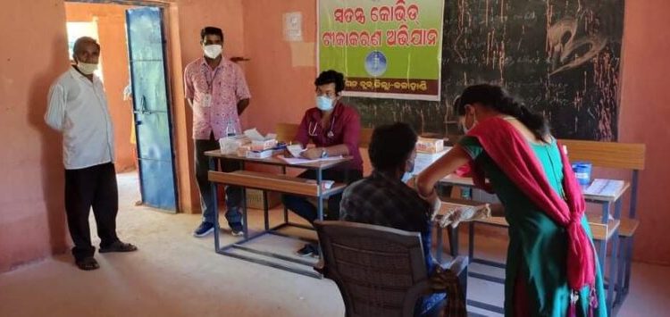 ସ୍ଵତନ୍ତ୍ର କୋଭିଡ ଟୀକାକରଣ ଅଭିଯାନରେ ୧୬୨ ଜଣ ଲାଞ୍ଜିରେ ଓ ୯୨ ଜଣ ବେନଗାଁରେ ଟୀକା ନେଲେ