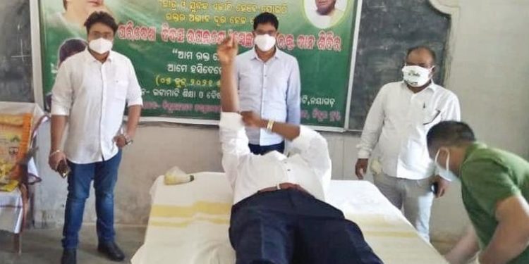 ରକ୍ତର ଘୋର ଅଭାବକୁ ପୂରଣ କରିବା ଉଦେଶ୍ୟରେ ସ୍ବେତ୍ସାକୃତ ରକ୍ତଦାନ ସହ ବିଶ୍ୱ ପର୍ଯ୍ୟାବରଣ ଦିବସ ପାଳିତ