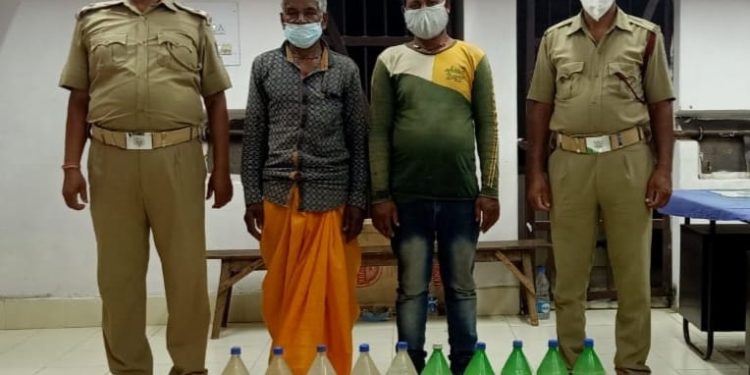 ନୂଆଗାଁ ପୁଲିସ୍ ର ଚଢ଼ାଉ,ଦେଶୀ ମଦ ଜବତ ସହ ଦୁଇ ଜଣ ଗିରଫ