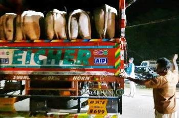 ମୋହନା ହିଲଟପ କଲେଜ ଛକରୁ ଗୋରୁ ବୋଝେଇ  ଟ୍ରକକୁ ଜବତ କଲେ ଯୁବକ ସଂଘ ; ରାତିରେ ଆନ୍ଧ୍ରକୁ ଚାଲାଣ ହେଉଥିଲା ୧୮ଟି ଗୋରୁ