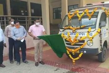 ପାରଳାଖେମୁଣ୍ଡି ସ୍ଥିତ ଗଜପତି ଜିଲ୍ଲାପାଳଙ୍କ କାର୍ଯ୍ୟାଳୟ ଠାରେ ଆଜି କୋଭିଡ ସଚେତନତା ରଥକୁ ଉଦଘାଟନ କଲେ ଗଜପତି ଜିଲ୍ଲାପାଳ ଅନୁପମ ଶାହା