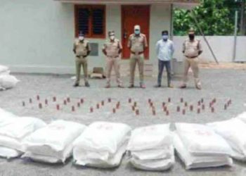 ଗଜପତି ପୋଲିସକୁ ଚକମା ଦେଖାଇ ଖସି ଆନ୍ଧ୍ରରେ ଧରା ପଡ଼ିଲା ୪ଲକ୍ଷ ଟଙ୍କାରୁ ଉର୍ଦ୍ଧ୍ବ ମଦ ଓ ଗୁଟଖା , ଦୁଇ ଗିରଫ ; ପୋଲିସ ର ପାରିବା ପଣିଆ କୁ ନେଇ ପ୍ରଶ୍ନବାଚୀ