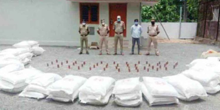 ଗଜପତି ପୋଲିସକୁ ଚକମା ଦେଖାଇ ଖସି ଆନ୍ଧ୍ରରେ ଧରା ପଡ଼ିଲା ୪ଲକ୍ଷ ଟଙ୍କାରୁ ଉର୍ଦ୍ଧ୍ବ ମଦ ଓ ଗୁଟଖା , ଦୁଇ ଗିରଫ ; ପୋଲିସ ର ପାରିବା ପଣିଆ କୁ ନେଇ ପ୍ରଶ୍ନବାଚୀ