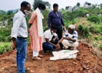 ଗଙ୍ଗାବାଡ ପଞ୍ଚାୟତର ଚମ୍ପାପୁର ଠାରେ ଆନ୍ଧ୍ରସରକାରଙ୍କ ପକ୍ଷରୁ ନିର୍ମାଣ ଚାଲିଥିବା ପୋଖରୀ କାର୍ଯ୍ୟ କୁ ବନ୍ଦ କଲେ ରାୟଗଡ଼ ତହସିଲଦାର