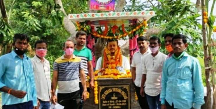 ଗୋଷାଣୀ ବ୍ଲକ ବୋମିକା ଗ୍ରାମରେ ତେଲୁଗୁ ଇନାଡୁ ପତ୍ରିକାର ପୁର୍ବତନ ପ୍ରତିନିଧି ସ୍ୱର୍ଗତ କୃଷ୍ଣ ପ୍ରାସାଦଙ୍କ ପ୍ରତିମୂର୍ତ୍ତି ଉନ୍ମୋଚନ