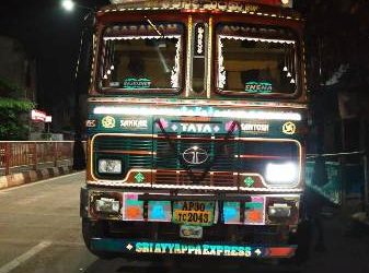 ସିମେଣ୍ଟ ବୋଝେଇ ଟ୍ରକ ଧକ୍କାରେ ଦୁଇ ଗାଇ ମୃତ, ଗୋଟିଏ ଗୁରୁତର