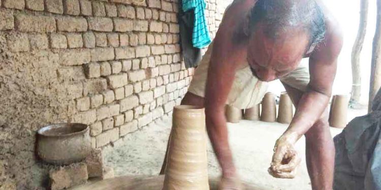 ଦୁର୍ଦ୍ଦିନରେ କୁମ୍ଭାରଙ୍କ କୈାଳିକ ବୃତ୍ତି, ଯୁବପିଢି ମୁହଁ ଫେରାଇ ନେଉଛନ୍ତି କୈାଳିକ ବୃତ୍ତିରୁ