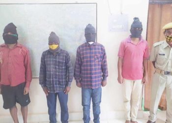 ବାଲିଗୁଡା : ପୋଲିସ ପଞ୍ଝାରେ ୪ଜଣ ନକଲି ମାଓବାଦୀ – ଟଙ୍କା ଓ ସୁନା ସହ ବିଭିନ୍ନ ମାରଣାସ୍ତ୍ର ଜବତ