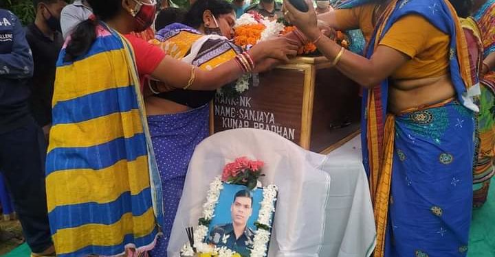 ବାଲିଗୁଡା : ହୃଦଘାତରେ ଓଡ଼ିଆ ସେନା ଜବାନଙ୍କ ମୃତ୍ୟୁ : ଜବାନଙ୍କ ନିଜ ଗାଁ ସ୍ମଶାନରେ ଶେଷ କୃତ୍ୟ ସମ୍ପନ୍ନ