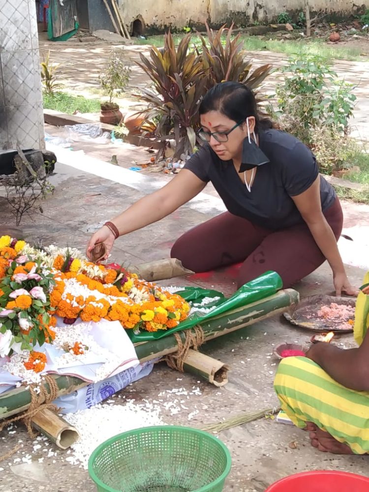 ବିଶିଷ୍ଟ ସାମ୍ବାଦିକ ଶ୍ରୀ ଜୀମୁତ ମଙ୍ଗରାଜଙ୍କ ର ଶେଷ କୃତ୍ୟ ସମ୍ପନ୍ନ – ପୁଅ ଅମୃତ ମଙ୍ଗରାଜ ଓ ଝିଅ ରିତୁପର୍ଣ୍ଣା ମଙ୍ଗରାଜ ମୁଖାଗ୍ନି ଦେଇ ପିତା ଙ୍କୁ ଚିର ବିଦାୟ ଦେଇଛନ୍ତି