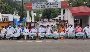 ନୟାଗଡ ଜିଲ୍ଲାପାଳ ଓ ସିଡିଏମ ଙ୍କ ବିରୁଧରେ କାର୍ଯ୍ୟାନୁଷ୍ଠାନ ଦାବୀରେ ବିକ୍ଷୋଭ