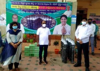 ପ୍ରଂଶସାର ପାତ୍ର ହେଲେ ଭାଟସାହି ସରପଞ୍ଚ ତଥା ଯୁବ ସମାଜସେବୀ କିଶୋର ଚନ୍ଦ୍ର ସାହୁ, ମୁଖ୍ୟ ଚିକିତ୍ସାଳୟକୁ ଦାନ କଲେ ୨0 ଟି ଆକ୍ସିଜେନ ଭର୍ତ୍ତି ସିଲିଣ୍ଡର