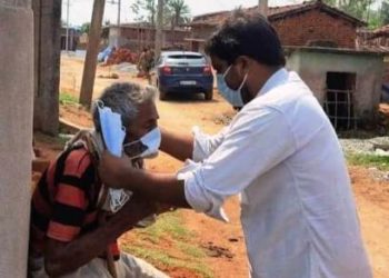 ମୋଦି ସରକାର ଙ୍କ ୭ ସୁଶାସନ ଉପଲକ୍ଷେ କୃଷକ ମୋର୍ଚ୍ଚା ତରଫରୁ ସଚେତନତା ,ମାସ୍କ ସାନିଟାଇଜର ବଣ୍ଟନ କାର୍ଯ୍ୟକ୍ରମ