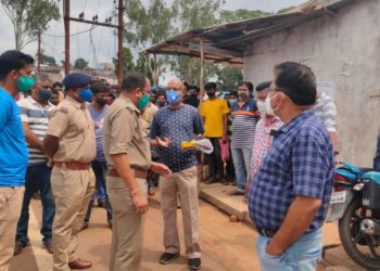 ସାବିତ୍ରୀ ଅମାବାସ୍ୟାକୁ ନେଇ ବାଲିଗୁଡା ବଜ଼ାର ରେ ପ୍ରବଳ ଭିଡ଼ : କୋଭିଡ ନିୟମ ଉଲ୍ଲଘଂନ ଅଭିଯୋଗ ରେ ୧୮ଟି ଦୋକାନକୁ ସିଲ କଲା ପ୍ରଶାସନ