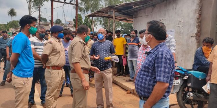 ସାବିତ୍ରୀ ଅମାବାସ୍ୟାକୁ ନେଇ ବାଲିଗୁଡା ବଜ଼ାର ରେ ପ୍ରବଳ ଭିଡ଼ : କୋଭିଡ ନିୟମ ଉଲ୍ଲଘଂନ ଅଭିଯୋଗ ରେ ୧୮ଟି ଦୋକାନକୁ ସିଲ କଲା ପ୍ରଶାସନ