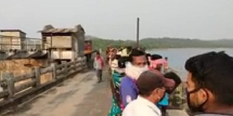 ସେଲଫି ନେଉଥିଲେ , ଡ୍ୟାମକୁ ଖସି ପଡ଼ିଲେ