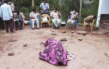 ପୁର୍ବ ଶତ୍ରୁତାକୁ କେନ୍ଦ୍ରକରି ପଥରରେ ଛେଚି ହତ୍ୟା ଅଭିଯୋଗ , ତିନି ଜଣଙ୍କୁ ଅଟକ ରଖି ପୁଲିସର ପଚରା ଉଚରା