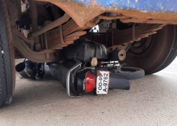 ଦୁର୍ଘଟଣାରେ ବାଇକ୍ ଆରୋହୀ ଜଣଙ୍କ ସୌଭାଗ୍ୟ କ୍ରମେ ଅଳ୍ପକେ ବର୍ତ୍ତି ଯାଇଛନ୍ତି