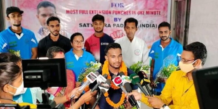 ଗୋଟିଏ ମିନିଟରେ ୩୪୮ଥର ମୁଥମାରି ସତ୍ୟପୀରଙ୍କ ଗିନିଜ ରେକର୍ଡ