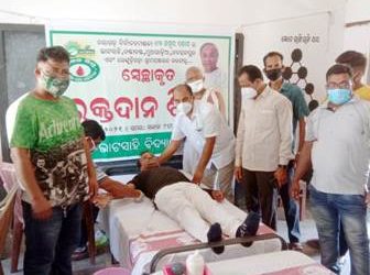 ଓଡ଼ିଶା ମୋ ପରିବାର ଏବଂ ଜୀବନ ବିନ୍ଦୁ ଆନୁକୁଲ୍ୟରେ ଆଜି ୧୩ ନଂ ଜିଲ୍ଲା ପରିଷଦ ଜୋନ ପକ୍ଷରୁ ରକ୍ତଦାନ ଶିବିର ଭାଟସାହିଠାରେ ଅନୁଷ୍ଠିତ ହୋଇଯାଇଛି