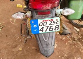 ପୁଣି ପଲସର ଆତଙ୍କ ମାତିଲା : ଦିନ ଦ୍ୱିପହରେ ଡ଼ିକି ଭାଙ୍ଗି ଟଙ୍କା ଲୁଟ – ପୋଲିସର ଛାନବିନ ଆରମ୍ଭ